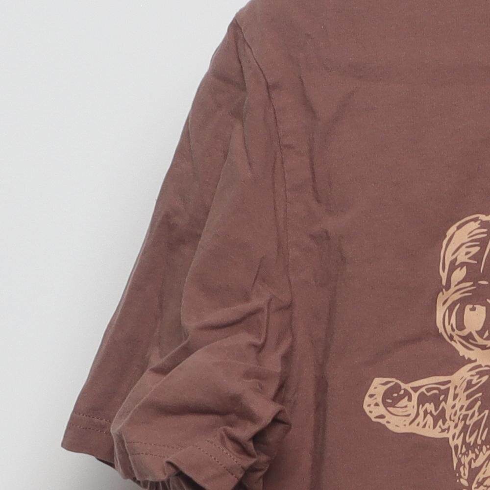 Close-up of the sleeve on the Vintage Y2K Graphic "Teddy Bear Pile" T-Shirt - L