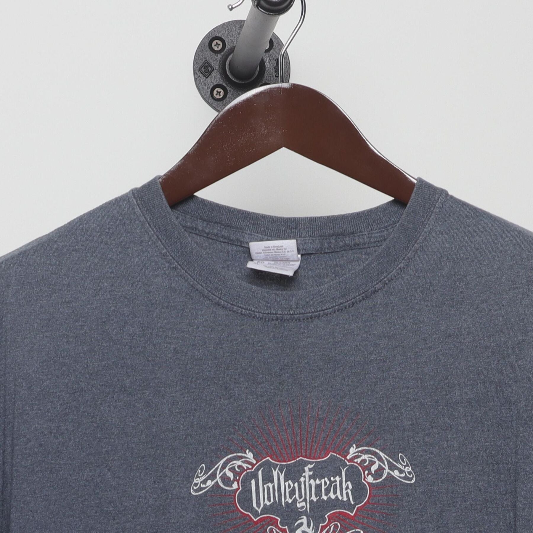Close-up of the collar and tag on the Vintage Y2K Unleash Break "Tribal Logo" T-Shirt - L