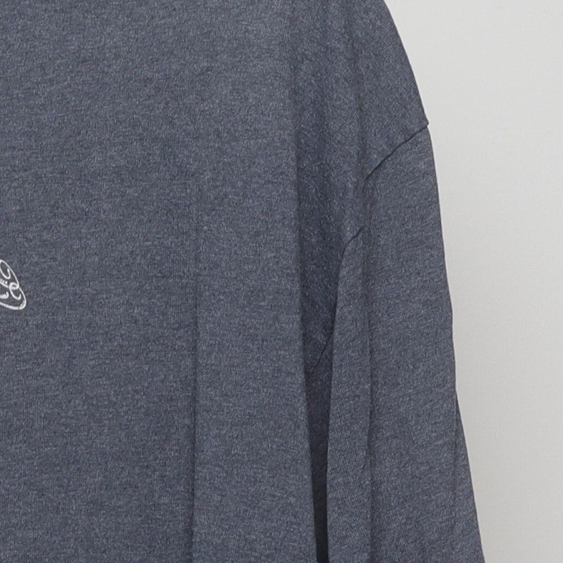 Close-up of the Right sleeve on the Vintage Y2K Unleash Break "Tribal Logo" T-Shirt - L
