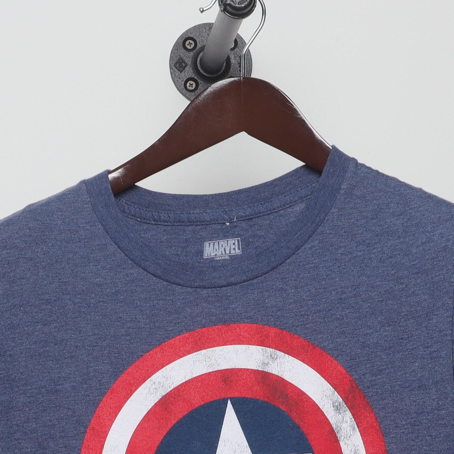 Close-up of the collar and tag on the Vintage Y2K Marvel "Captain America Shield" T-Shirt - XS