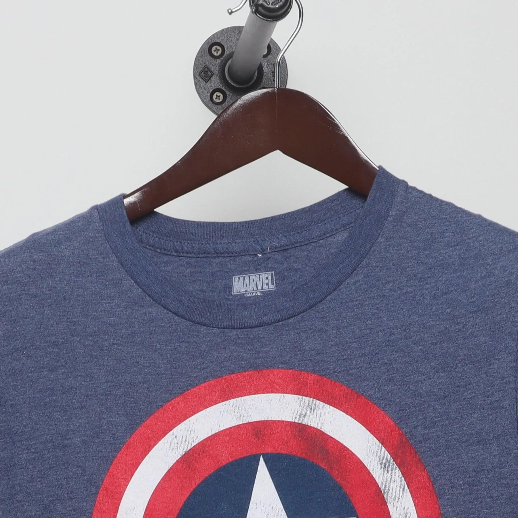 Close-up of the collar and tag on the Vintage Y2K Marvel "Captain America Shield" T-Shirt - XS