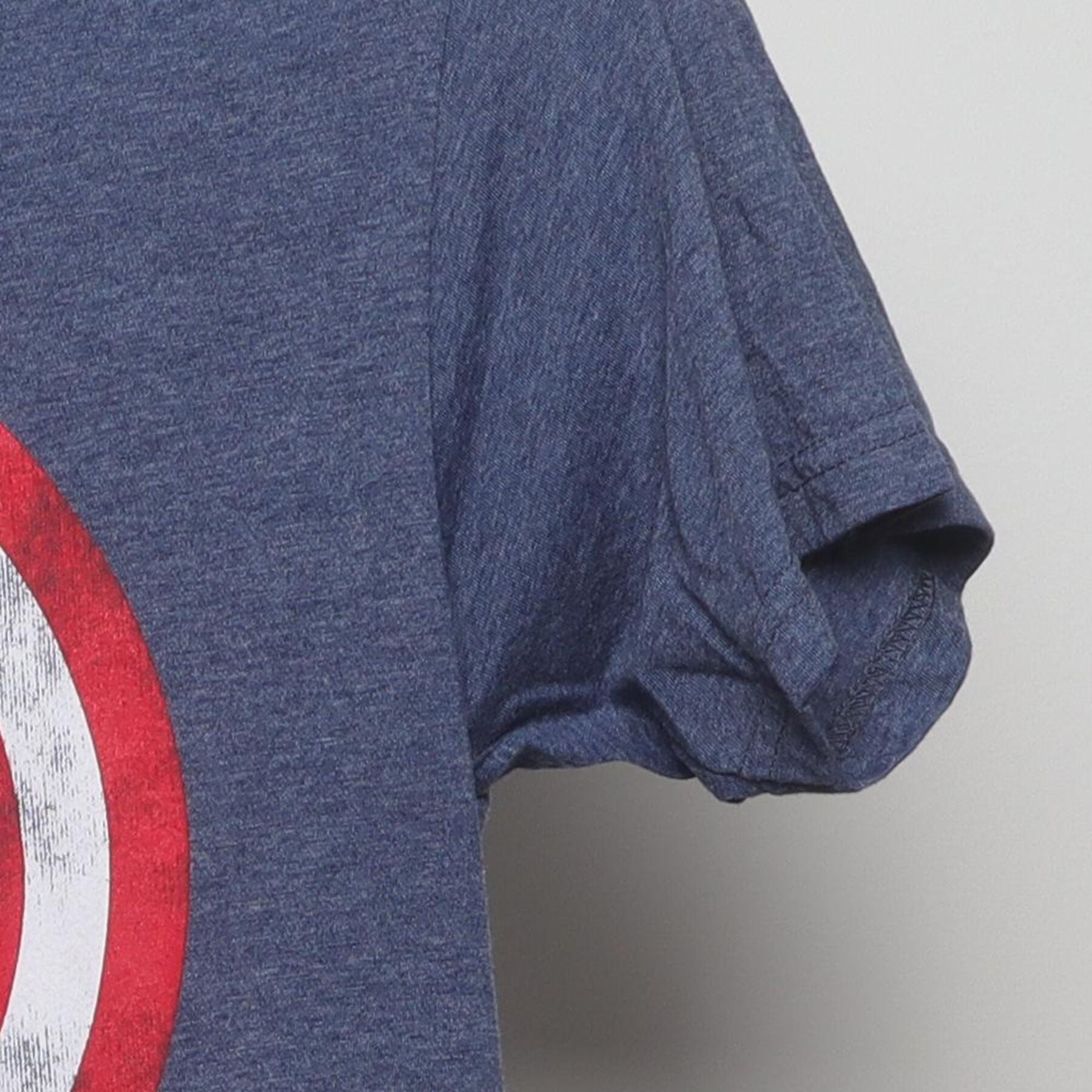Close-up of the single stitch sleeve on the Vintage Y2K Marvel "Captain America Shield" T-Shirt - XS