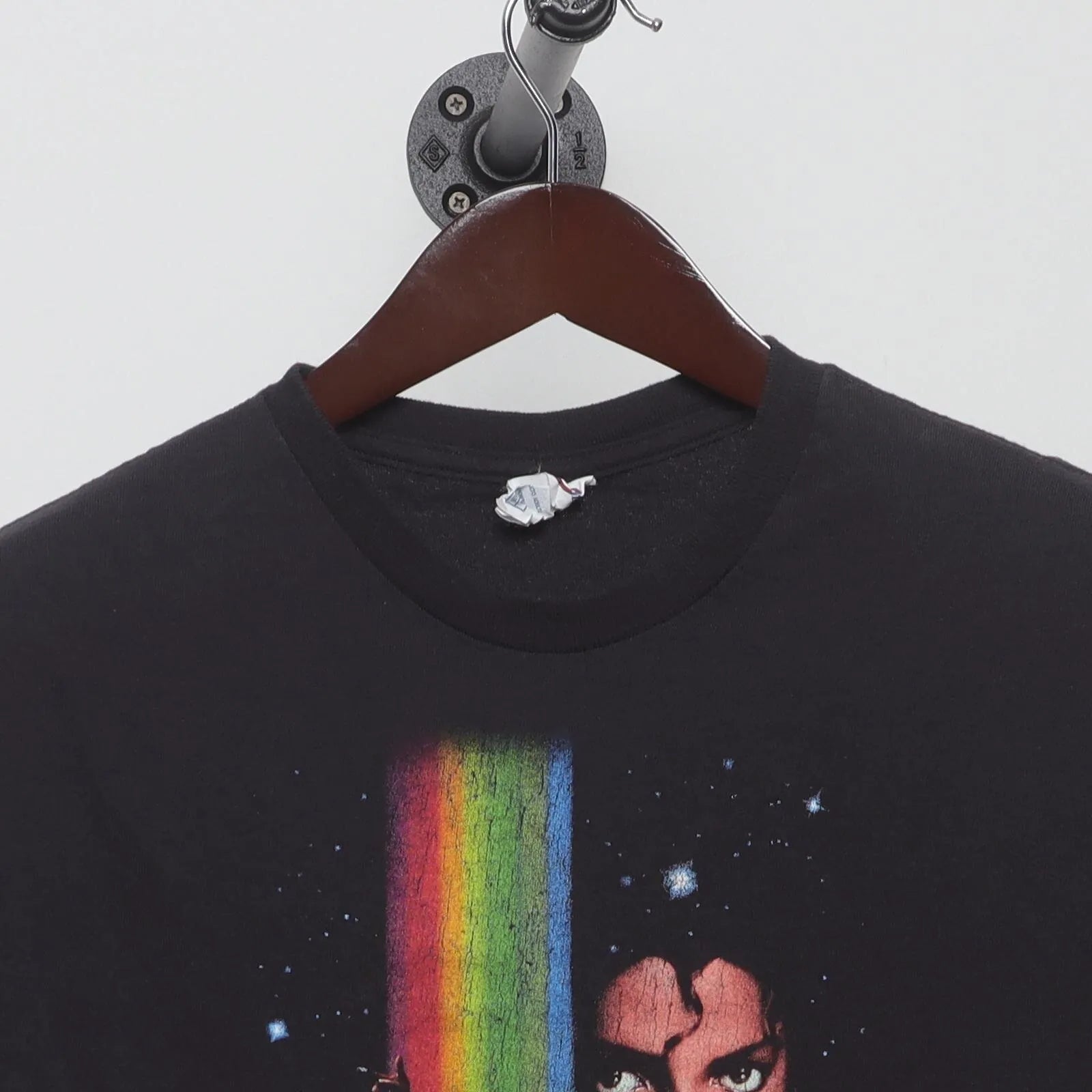 Close-up of the collar and tag on the Vintage Y2K Michael Jackson "Moonwalker" T-Shirt - M