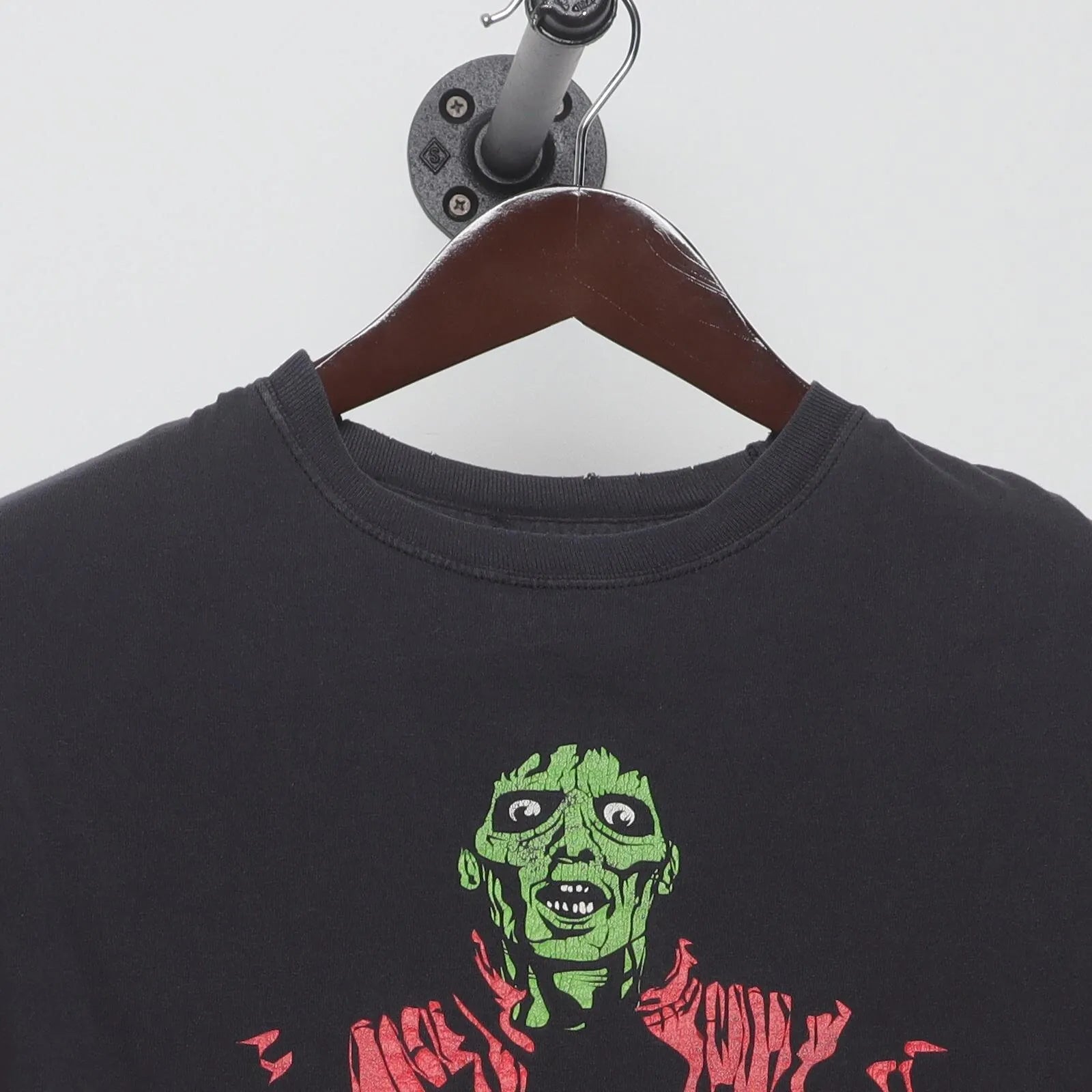 Close-up of the collar and tag on the Vintage Y2K Michael Jackson "Thriller Zombie" T-Shirt - M