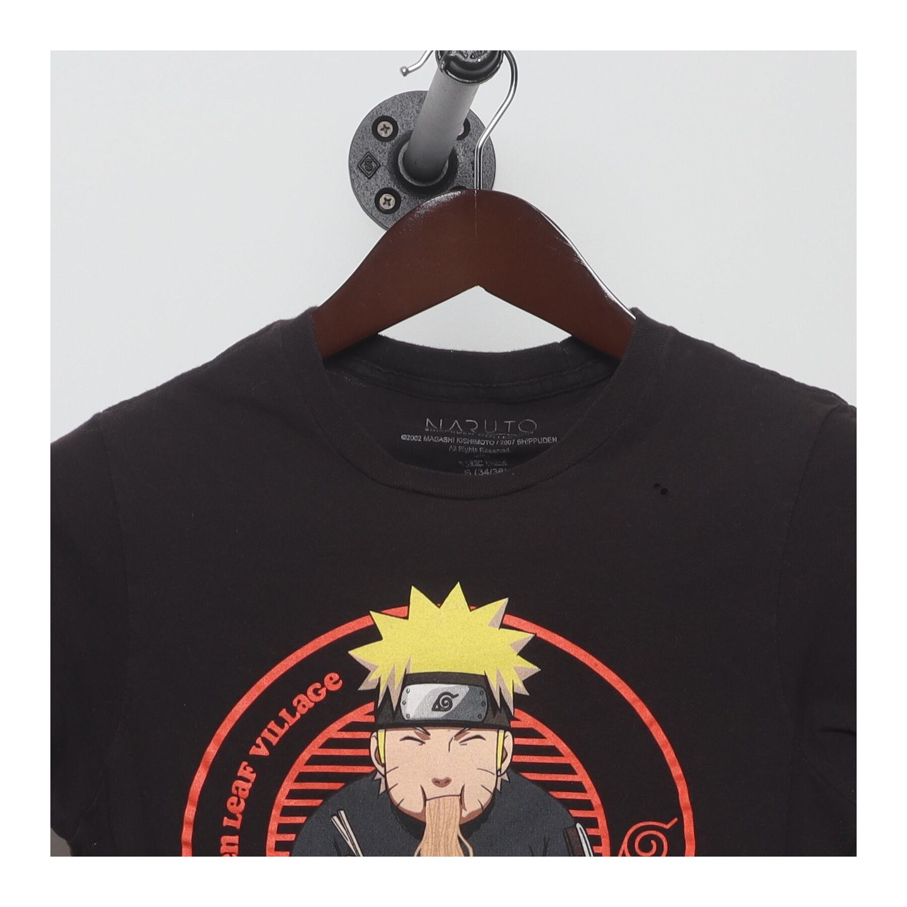 Close-up of the collar and tag on the Vintage Y2K Naruto "Ichiraku Ramen Shop" T-Shirt - xs