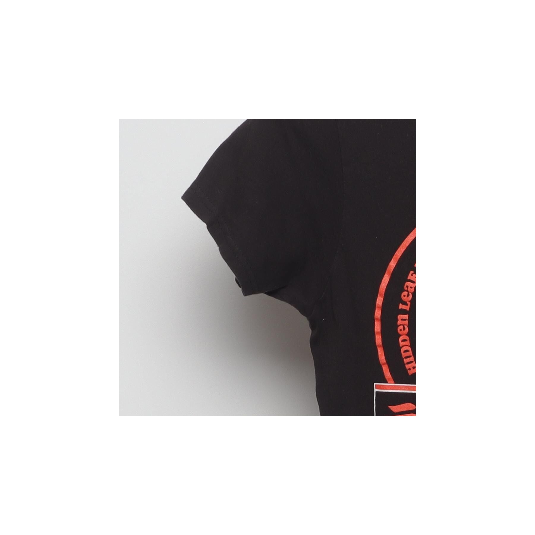 Close-up of the single stitch sleeve on the Vintage Y2K Naruto "Ichiraku Ramen Shop" T-Shirt - xs