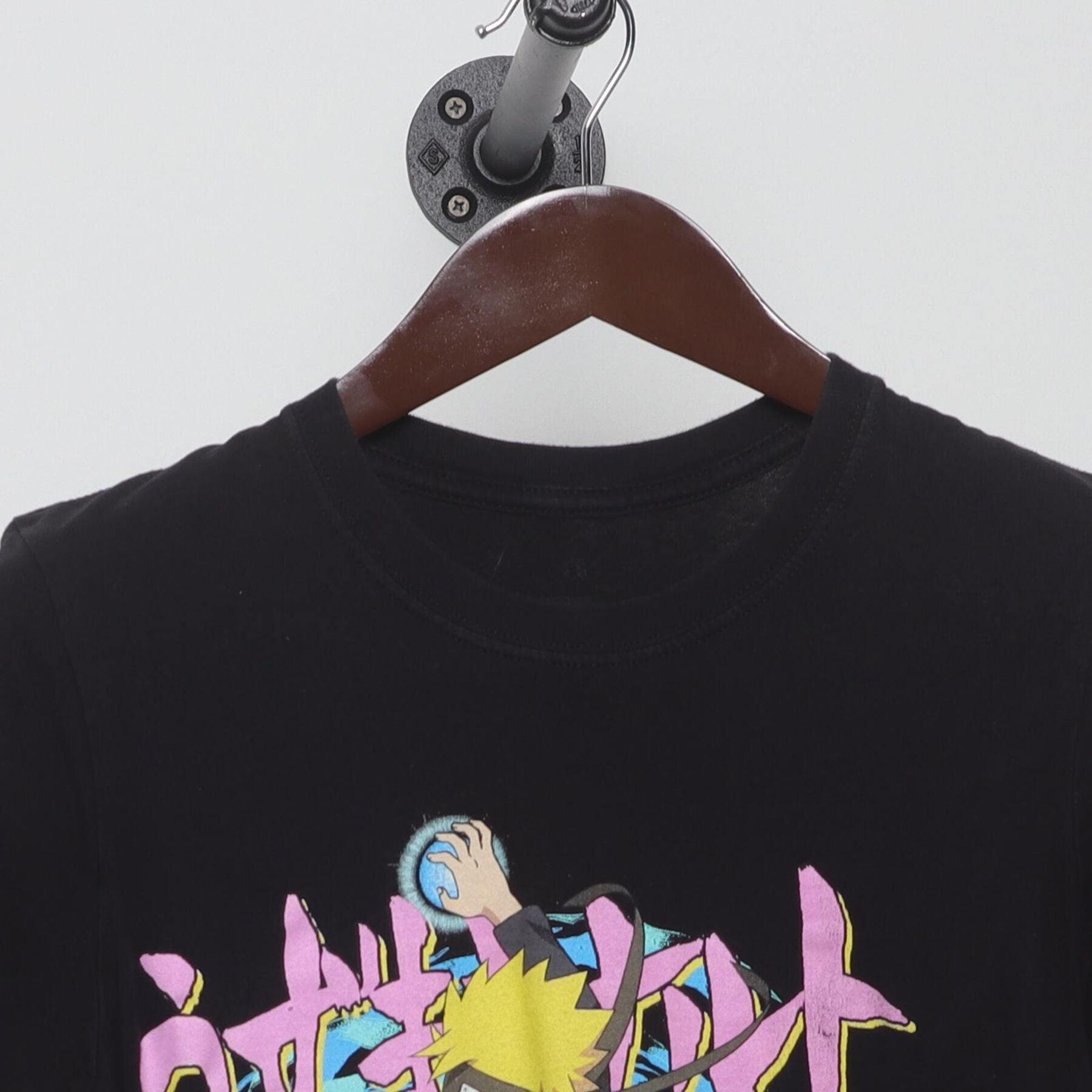 Close-up of the collar and tag on the Vintage Y2K Naruto Shippuden "Rasengan Attack" T-Shirt - XS