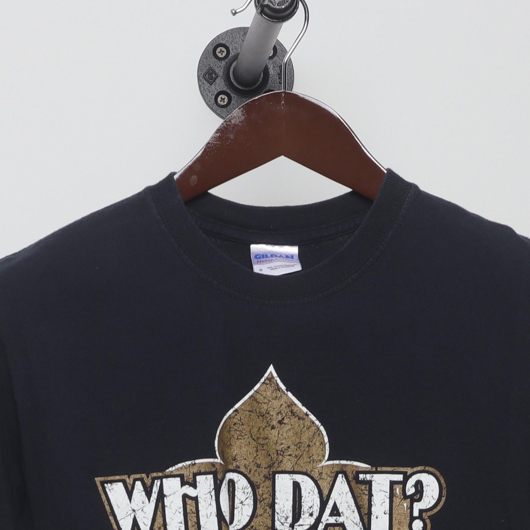 Close-up of the collar and tag on the Vintage Y2K New Orleans Saints "Who Dat?" T-Shirt - XS