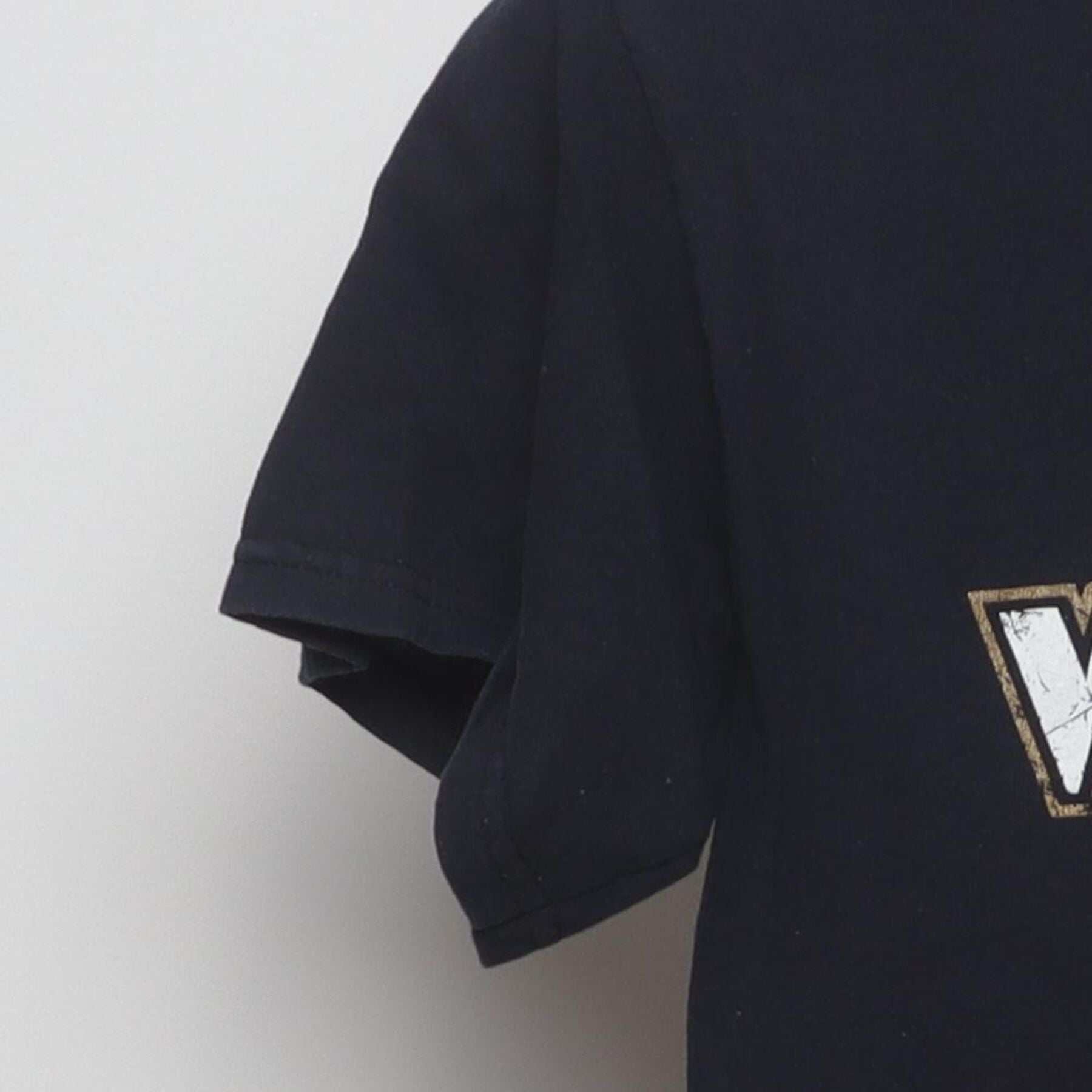 Close-up of the Left sleeve on the Vintage Y2K New Orleans Saints "Who Dat?" T-Shirt - XS