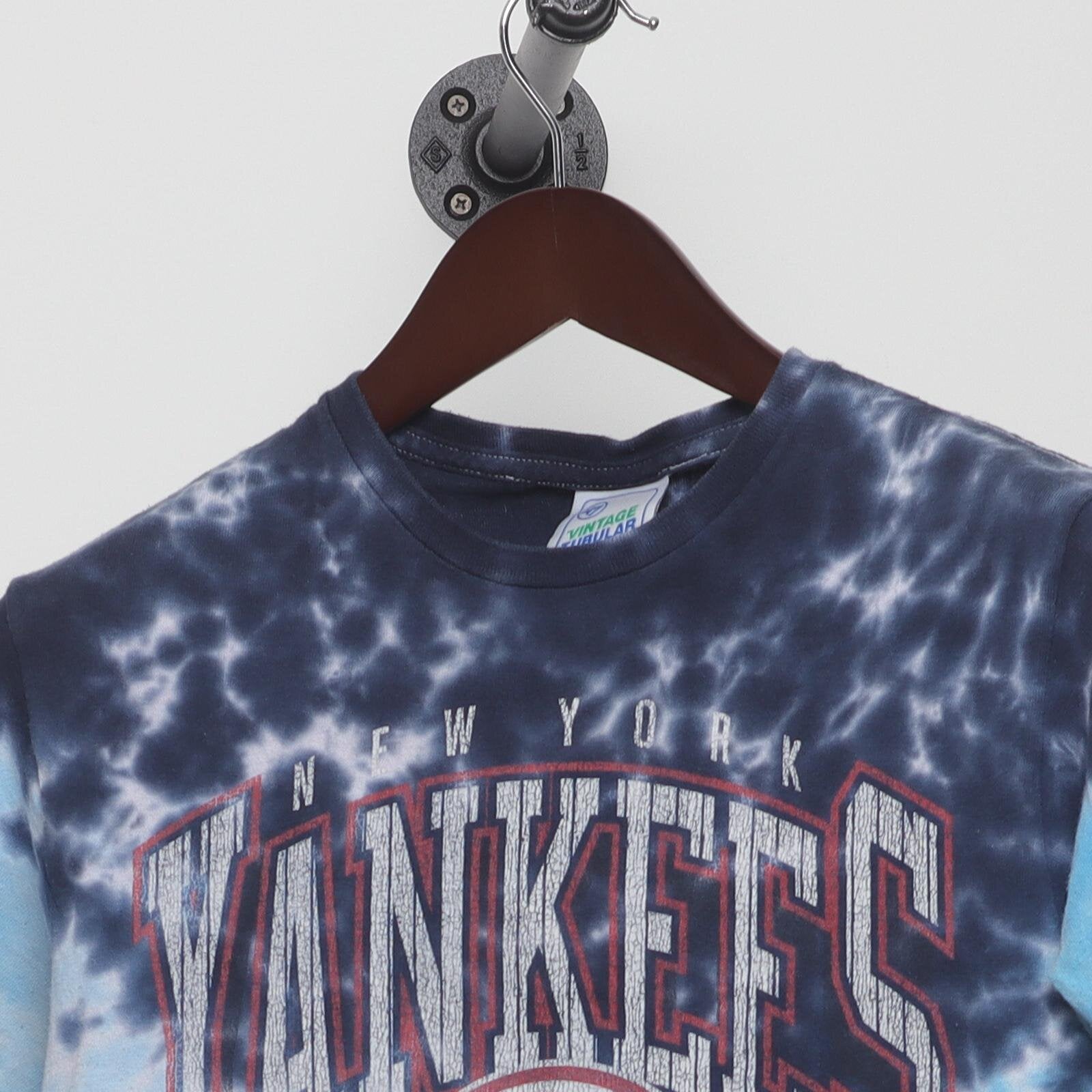 Close-up of the collar and tag on the Vintage Y2K New York Yankees "Tie-Dye Logo" T-Shirt - XS