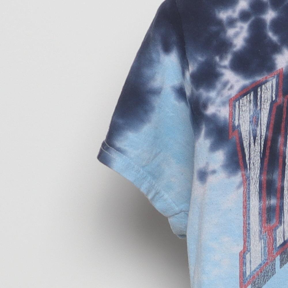 Close-up of the sleeve on the Vintage Y2K New York Yankees "Tie-Dye Logo" T-Shirt - XS
