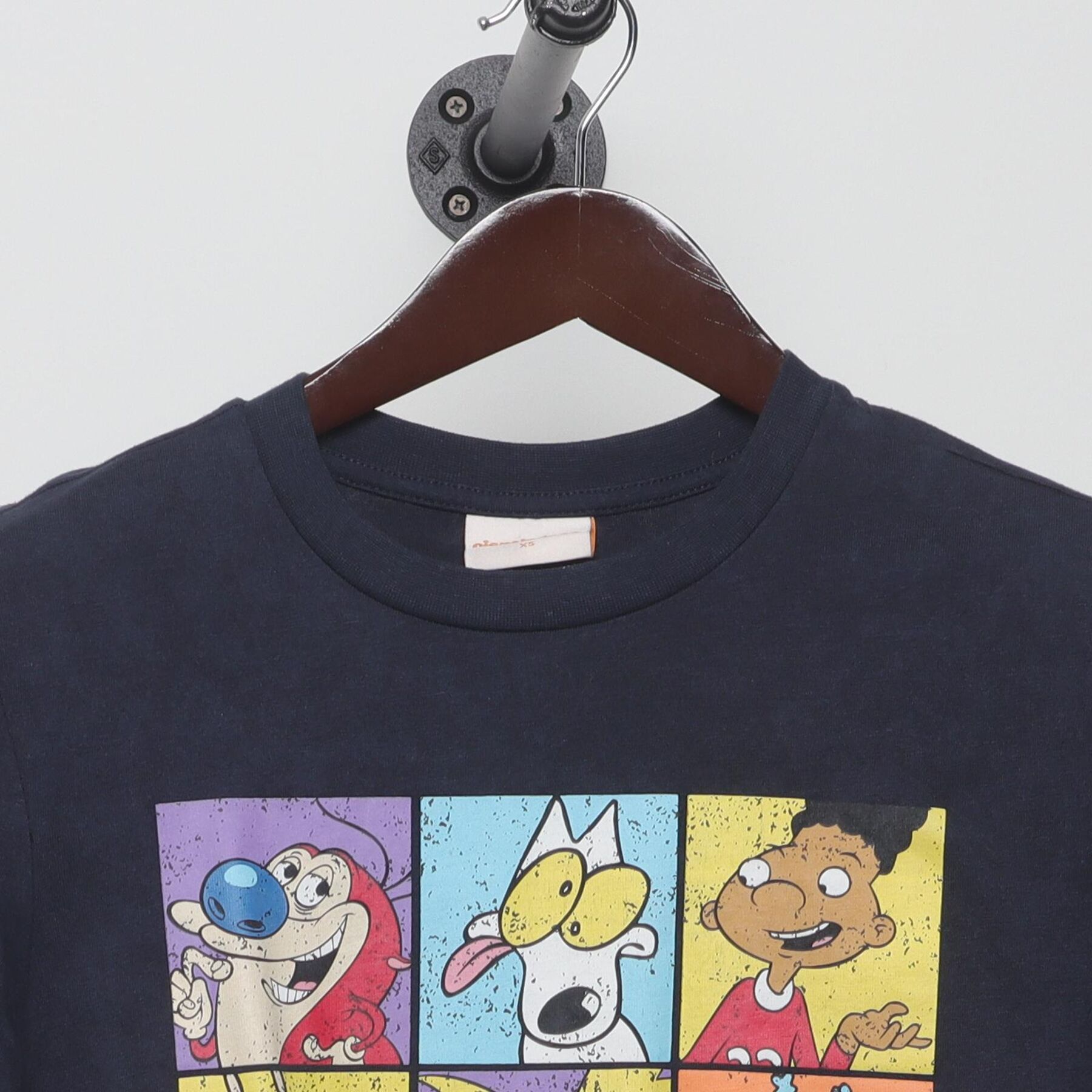 Close-up of the collar and tag on the Vintage Y2K Nickelodeon "Nicktoons" T-Shirt - M