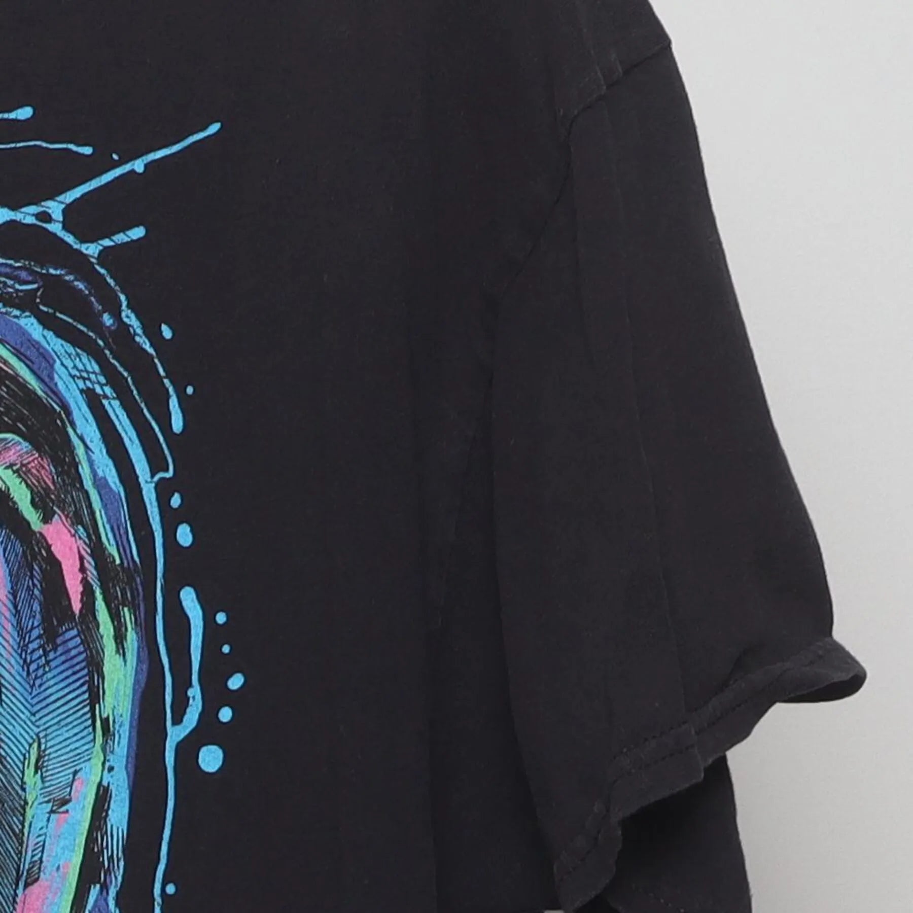 Close-up of the Right sleeve on the Vintage Y2K Pink Floyd "The Wall Scream" T-Shirt - L