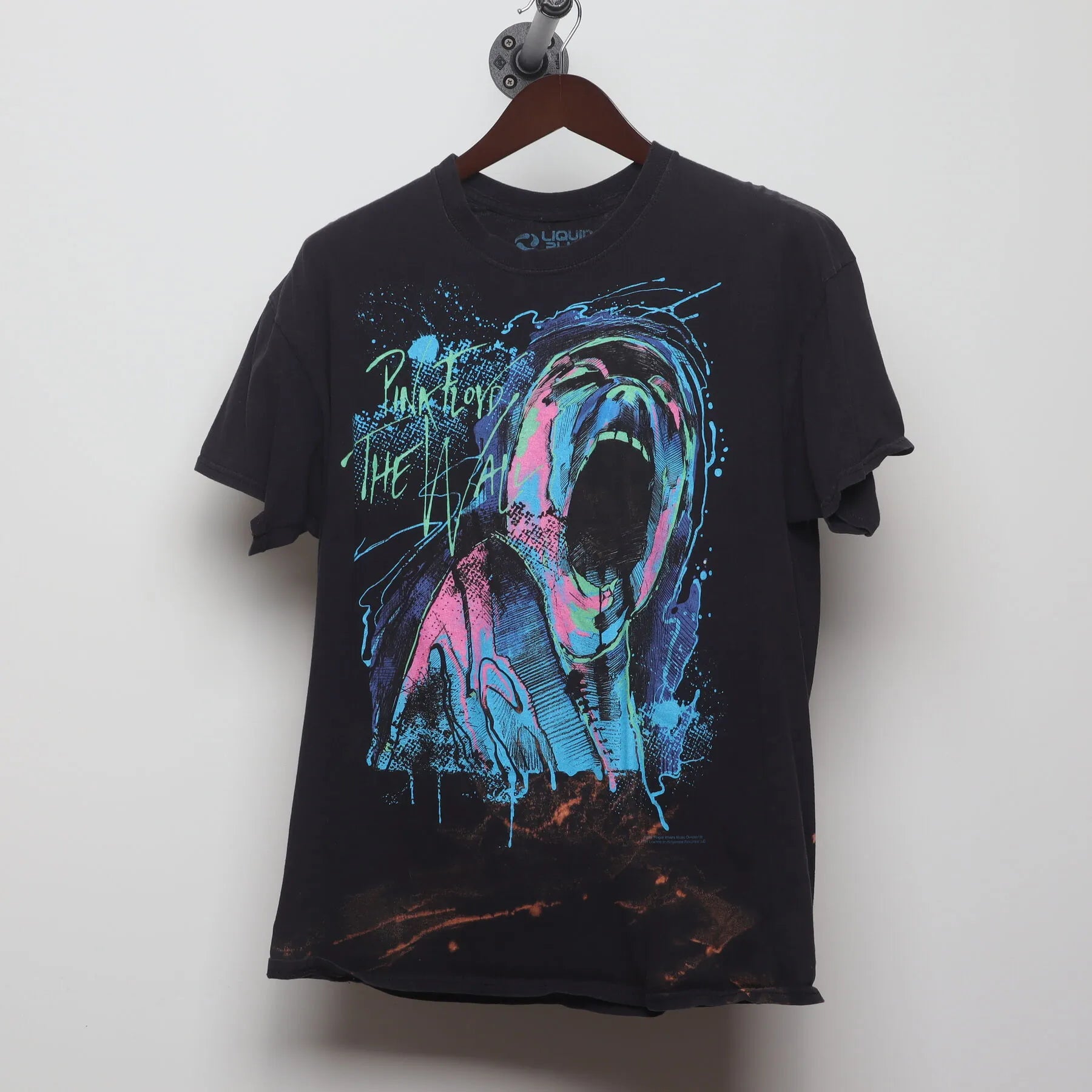 Front view of Vintage Y2K Pink Floyd "The Wall Scream" T-Shirt - L