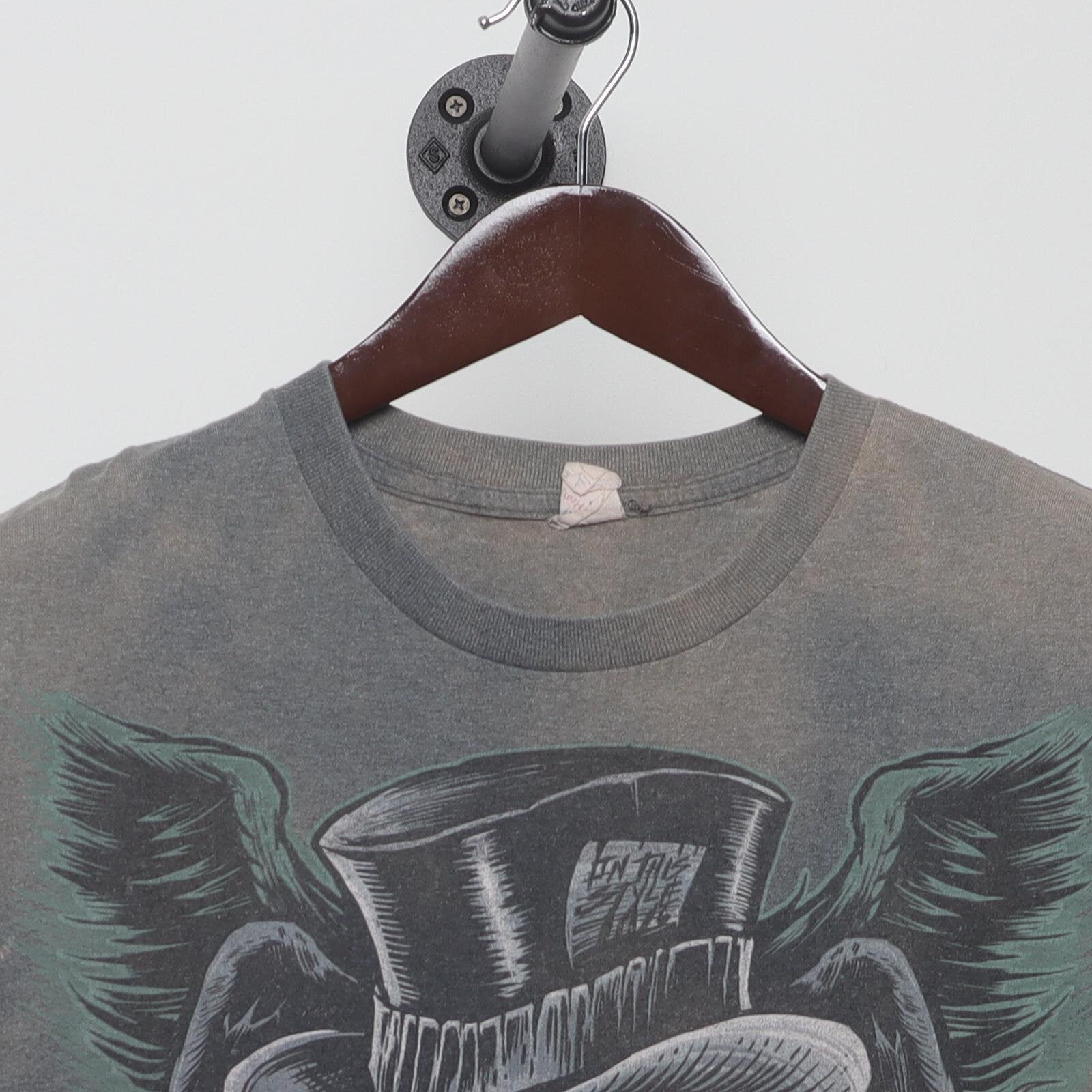 Close-up of the collar and tag on the Vintage Y2K Skull "Gambler Skull" T-Shirt - L