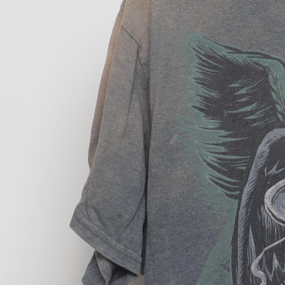 Close-up of the sleeve on the Vintage Y2K Skull "Gambler Skull" T-Shirt - L