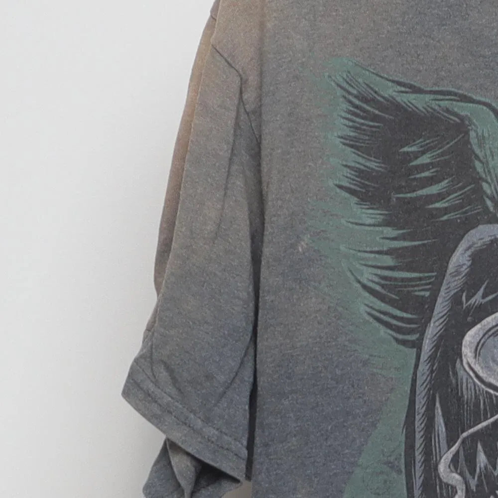 Close-up of the sleeve on the Vintage Y2K Skull "Gambler Skull" T-Shirt - L
