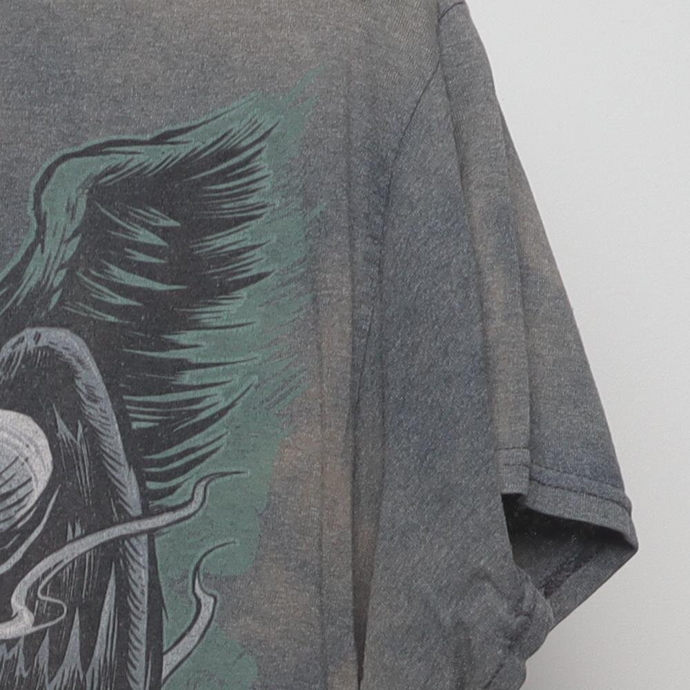Close-up of the sleeve on the Vintage Y2K Skull "Gambler Skull" T-Shirt - L