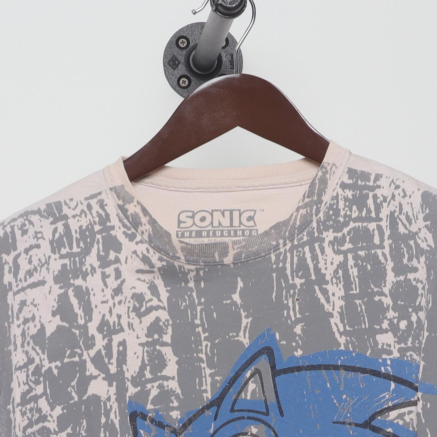 Close-up of the collar and tag on the Vintage Y2K Sonic The Hedgehog "Grunge Graphic" T-Shirt - M