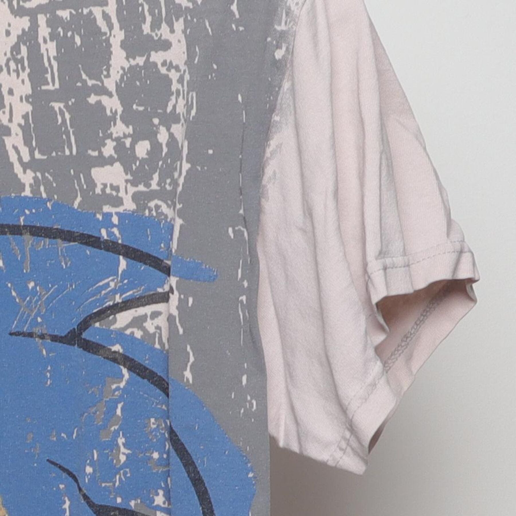 Close-up of the single stitch sleeve on the Vintage Y2K Sonic The Hedgehog "Grunge Graphic" T-Shirt - M