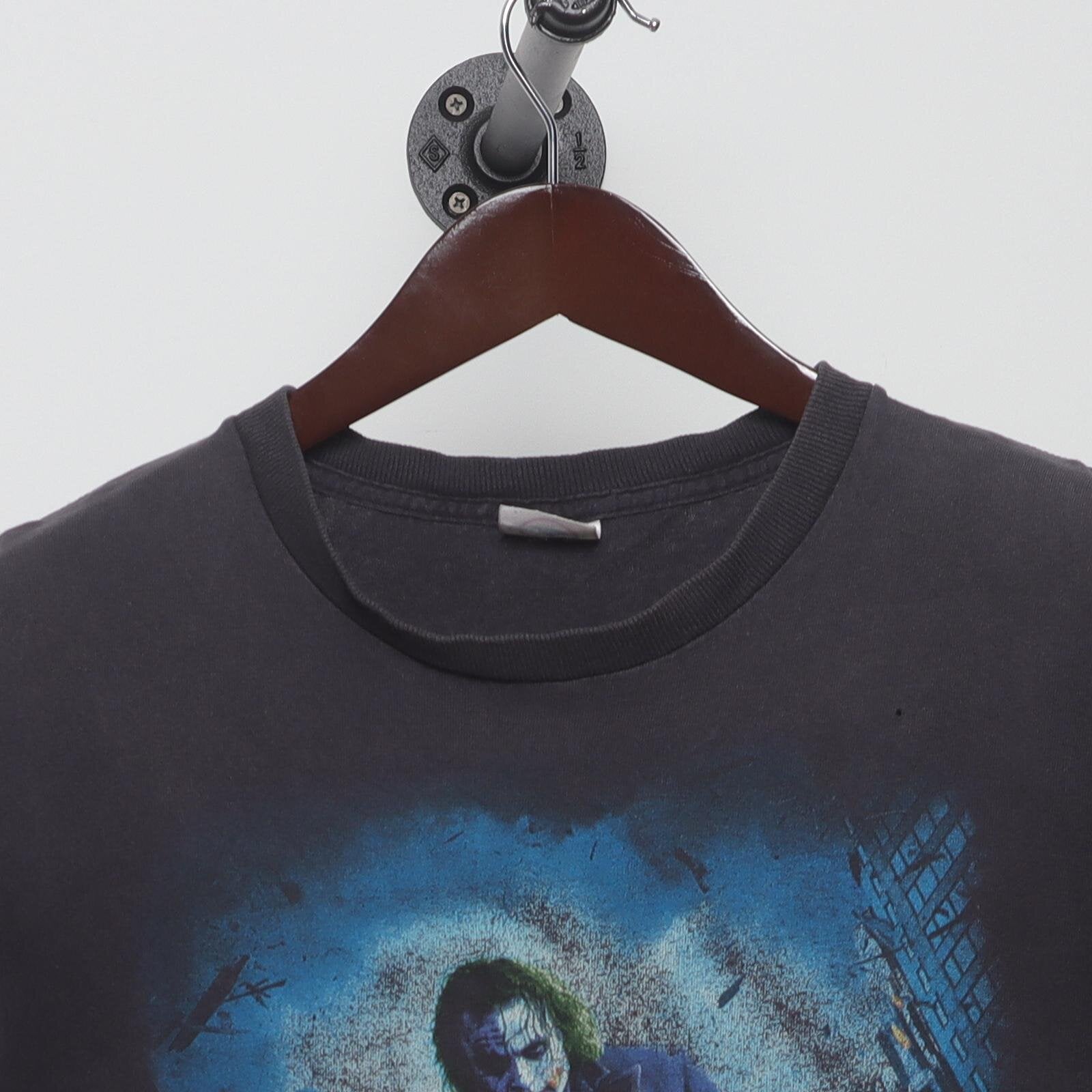 Close-up of the collar and tag on the Vintage Y2K The Dark Knight "The Joker" T-Shirt - M