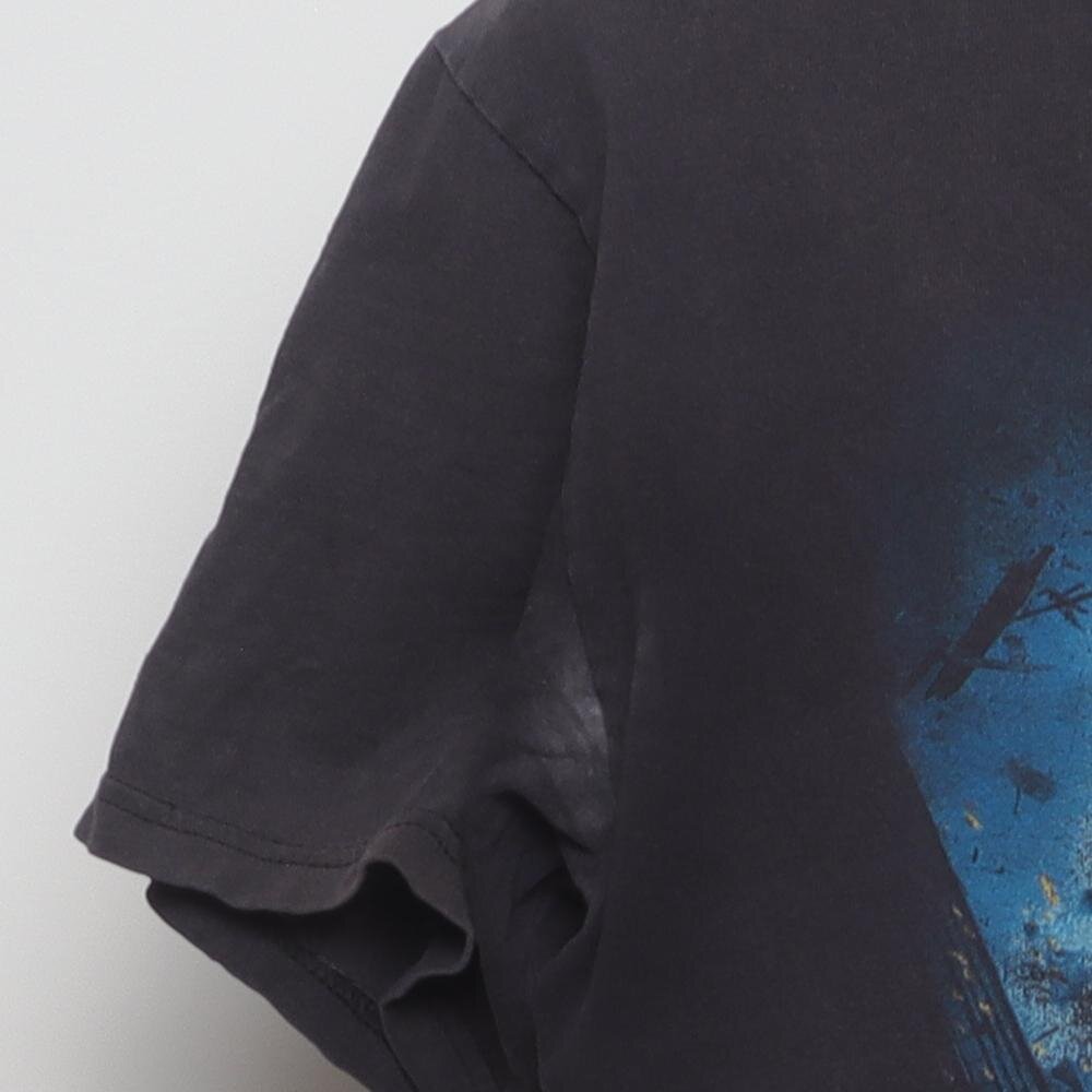 Close-up of the sleeve on the Vintage Y2K The Dark Knight "The Joker" T-Shirt - M