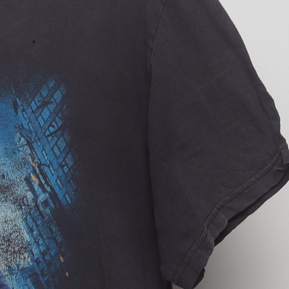 Close-up of the sleeve on the Vintage Y2K The Dark Knight "The Joker" T-Shirt - M