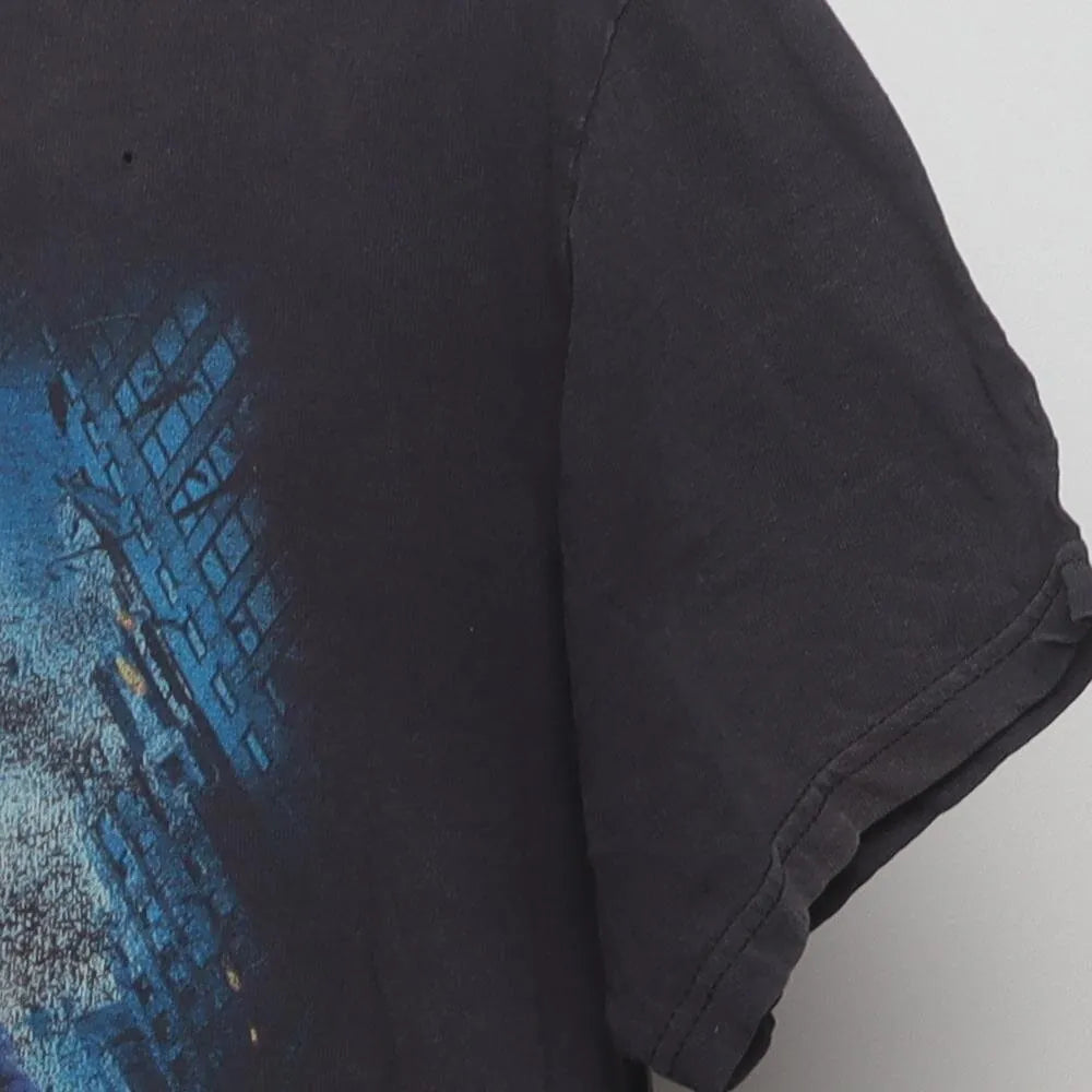 Close-up of the sleeve on the Vintage Y2K The Dark Knight "The Joker" T-Shirt - M