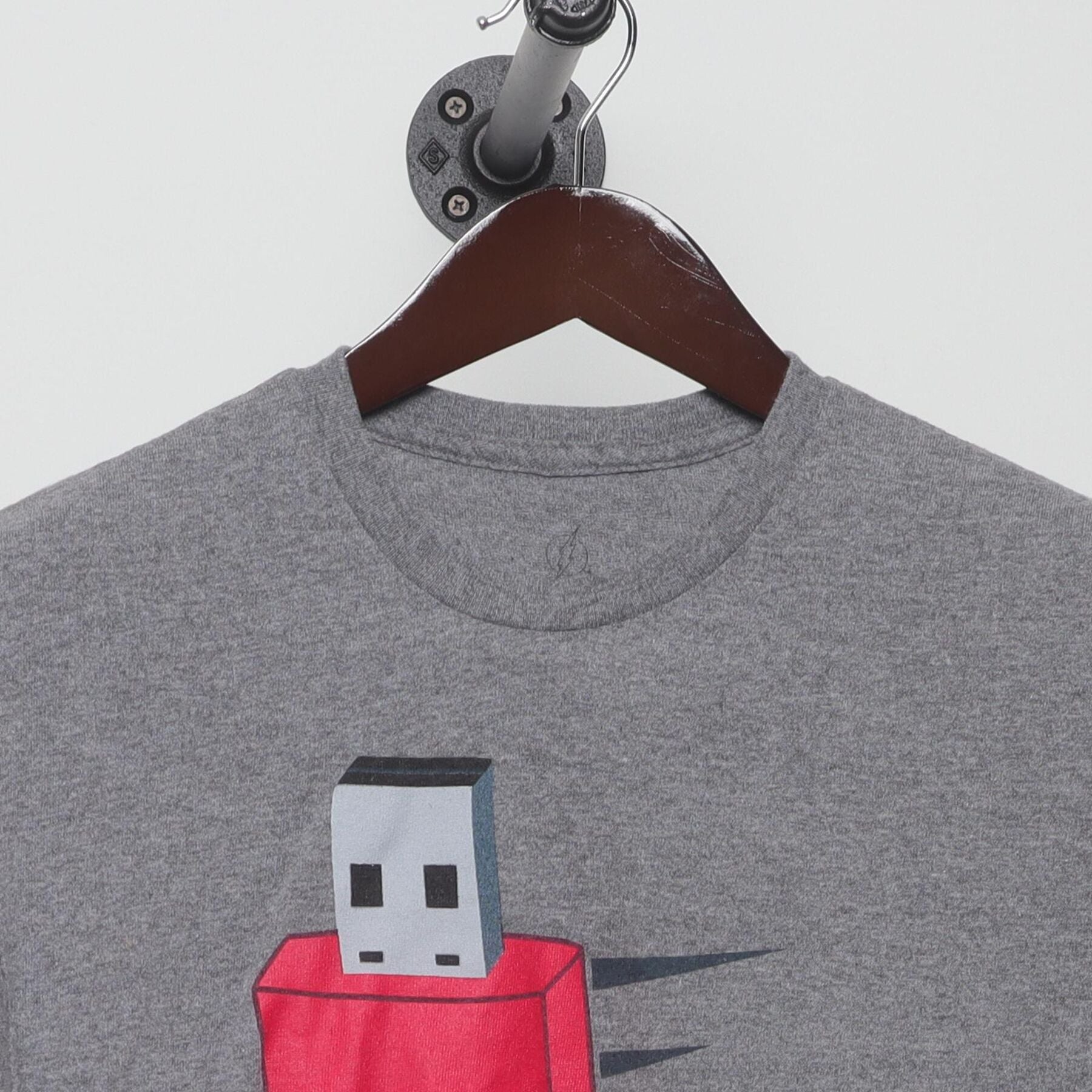 Close-up of the collar and tag on the Vintage Y2K "The Flash Drive" Pun T-Shirt - M