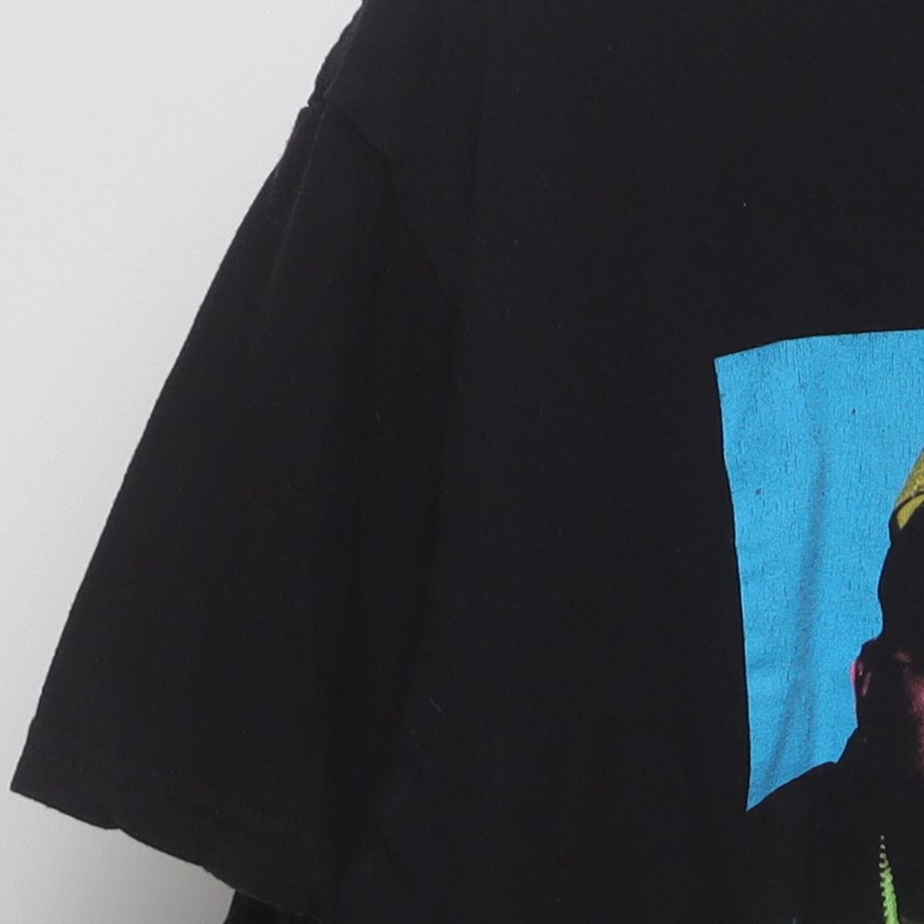 Close-up of the single stitch sleeve on the Vintage Y2K The Notorious B.I.G. "Warhol Pop Art Crown" T-Shirt - XL