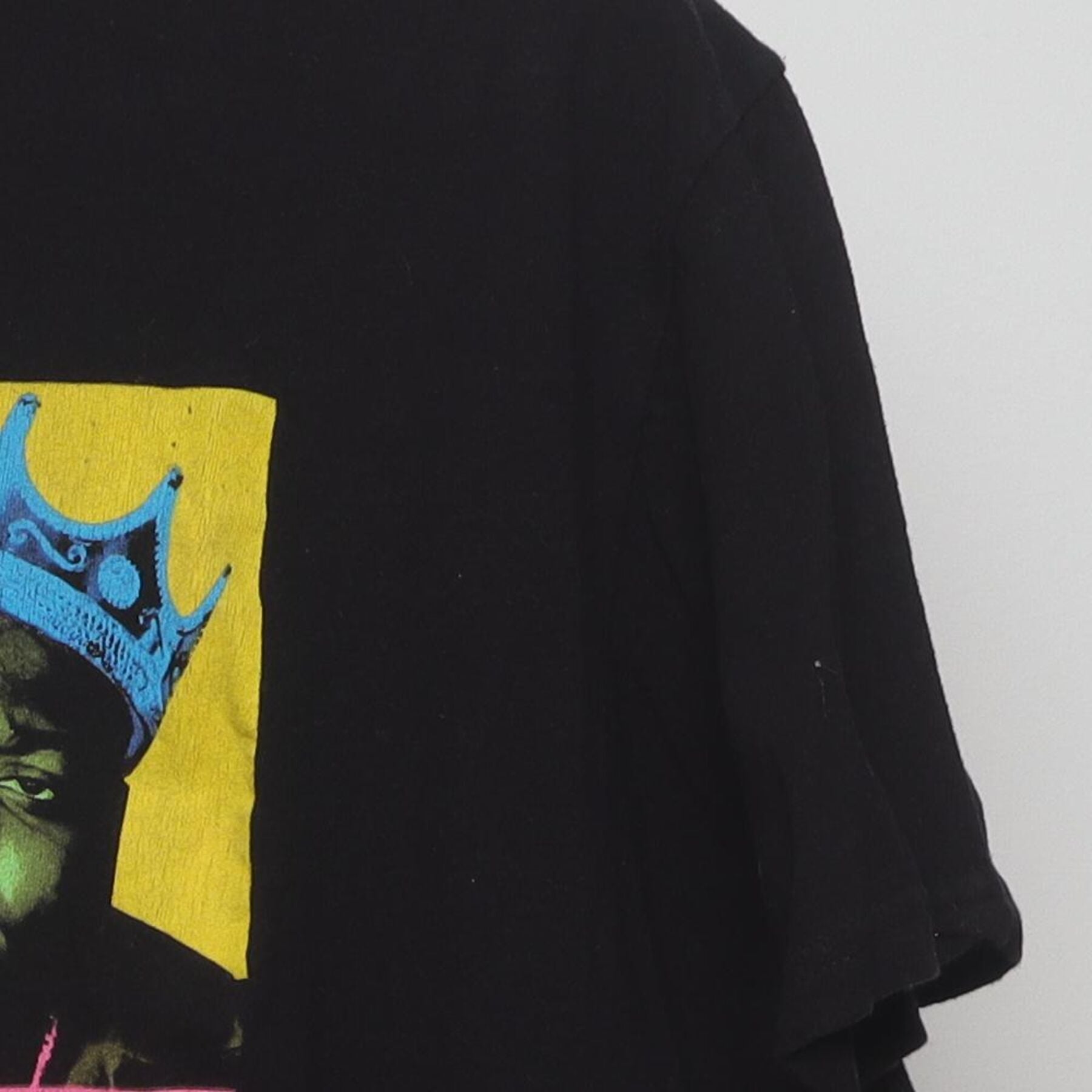 Close-up of the single stitch sleeve on the Vintage Y2K The Notorious B.I.G. "Warhol Pop Art Crown" T-Shirt - XL