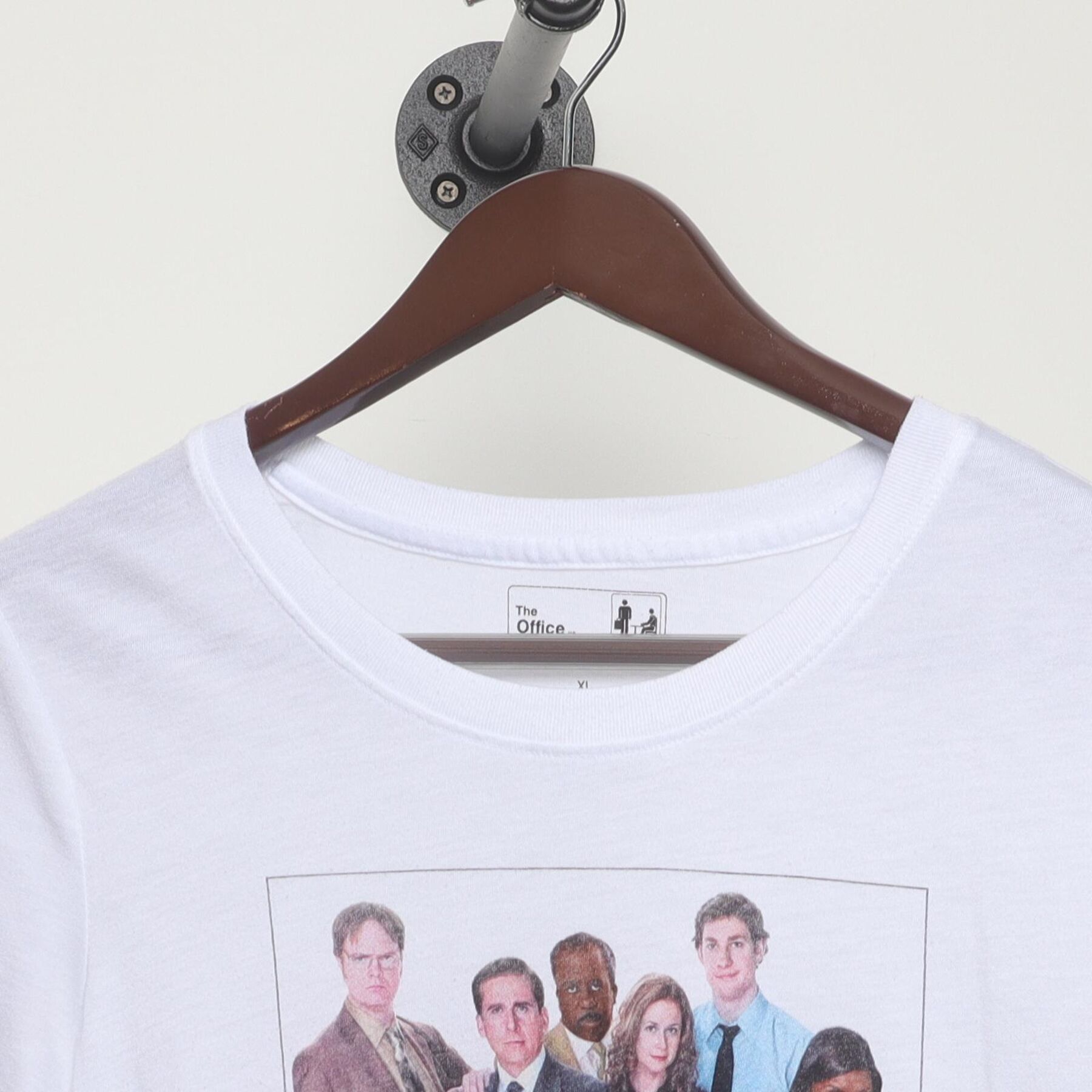 Close-up of the collar and tag on the Vintage Y2K The Office "Cast Photo" T-Shirt - S