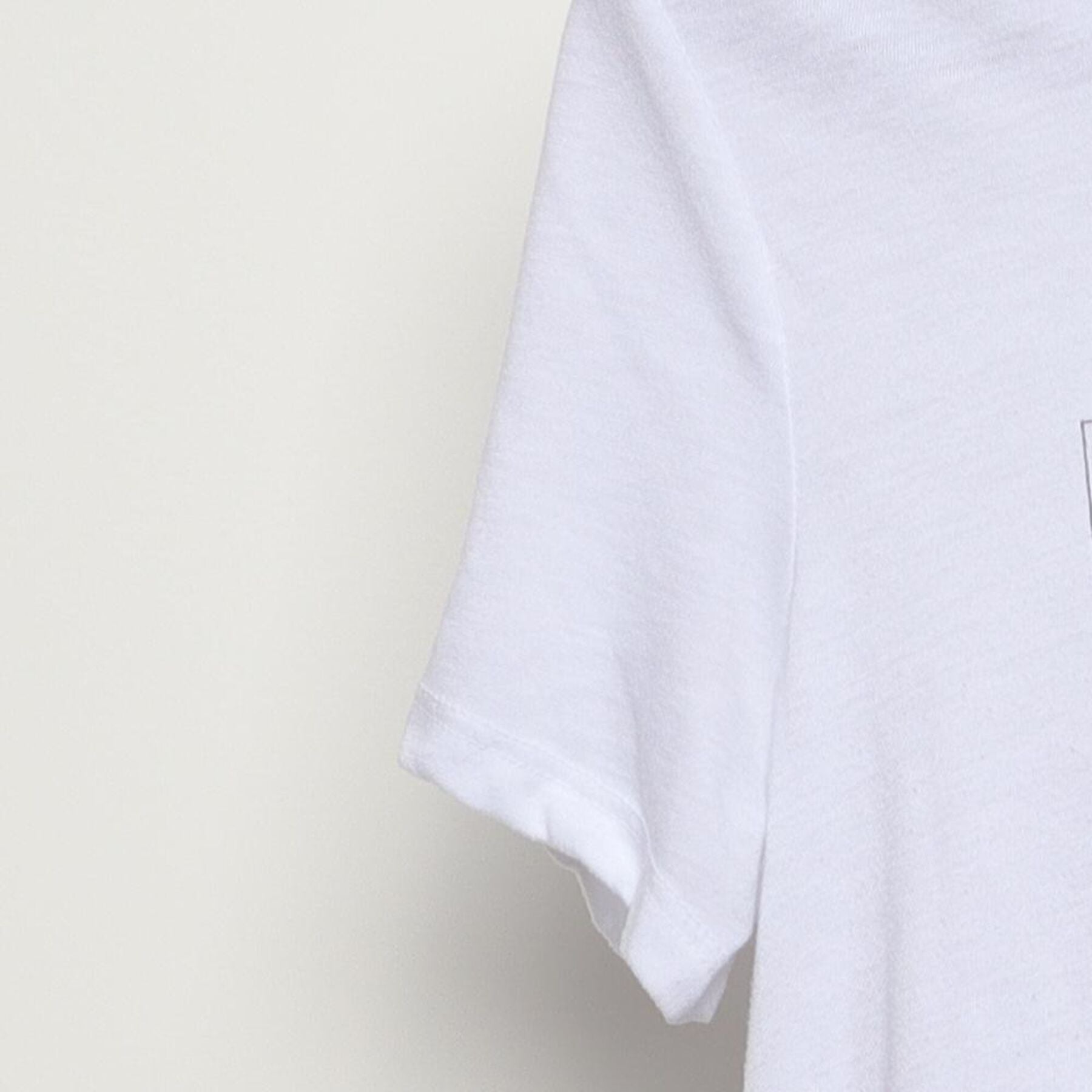 Close-up of the Left sleeve on the Vintage Y2K The Office "Cast Photo" T-Shirt - S