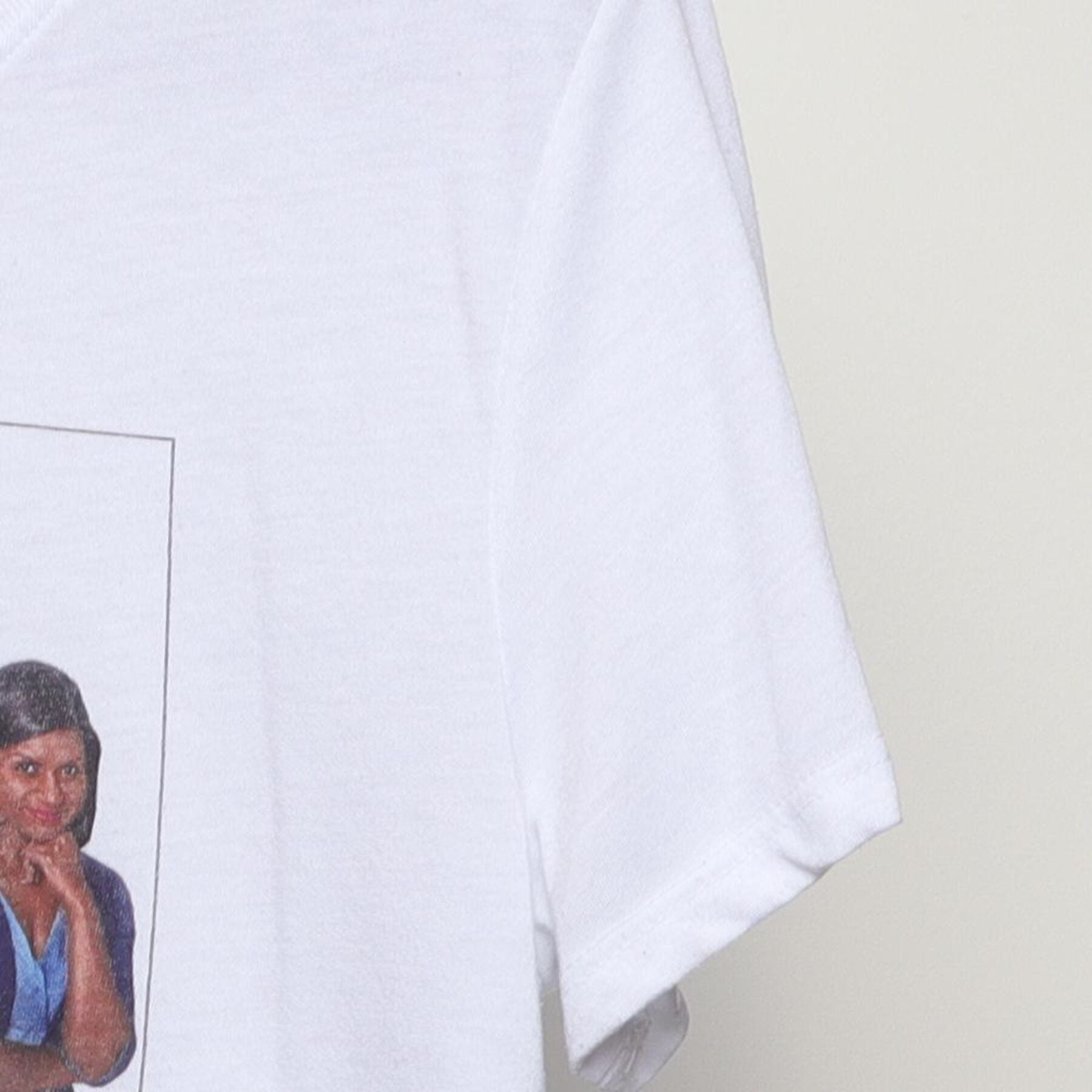 Close-up of the Right sleeve on the Vintage Y2K The Office "Cast Photo" T-Shirt - S
