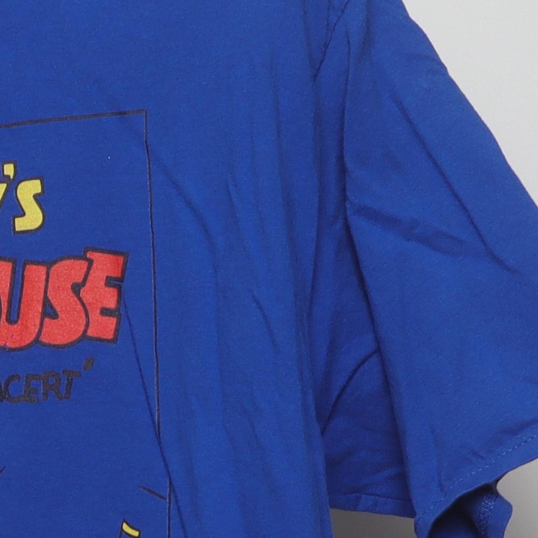 Close-up of the Right sleeve on the Vintage 2000s Disney "Mickey Mouse The Band Concert" T-Shirt - L