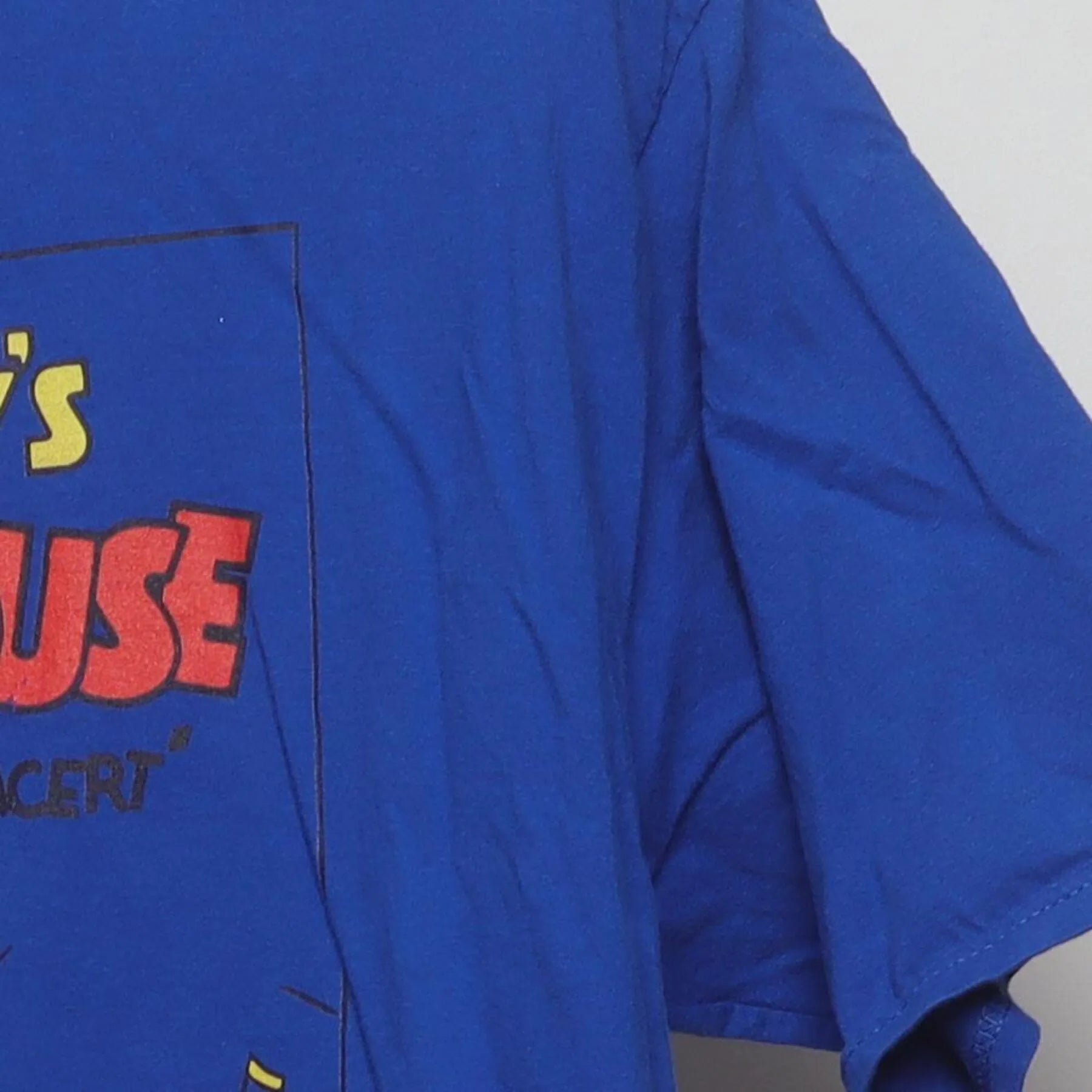 Close-up of the Right sleeve on the Vintage 2000s Disney "Mickey Mouse The Band Concert" T-Shirt - L