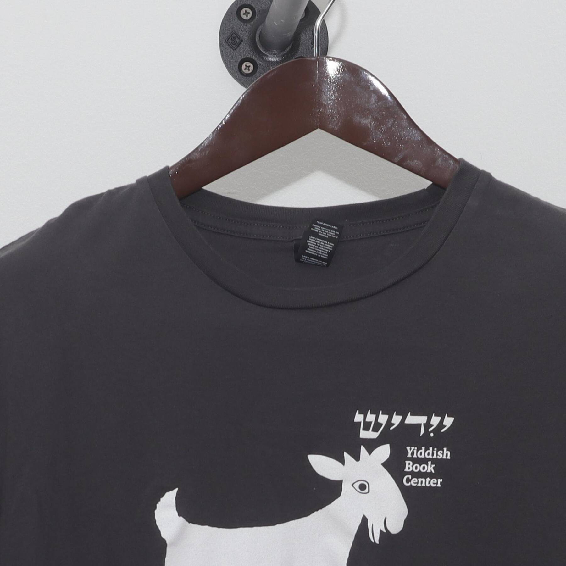 Close-up of the collar and tag on the Vintage Y2K Yiddish Book Center "Goat Graphic" T-Shirt - M