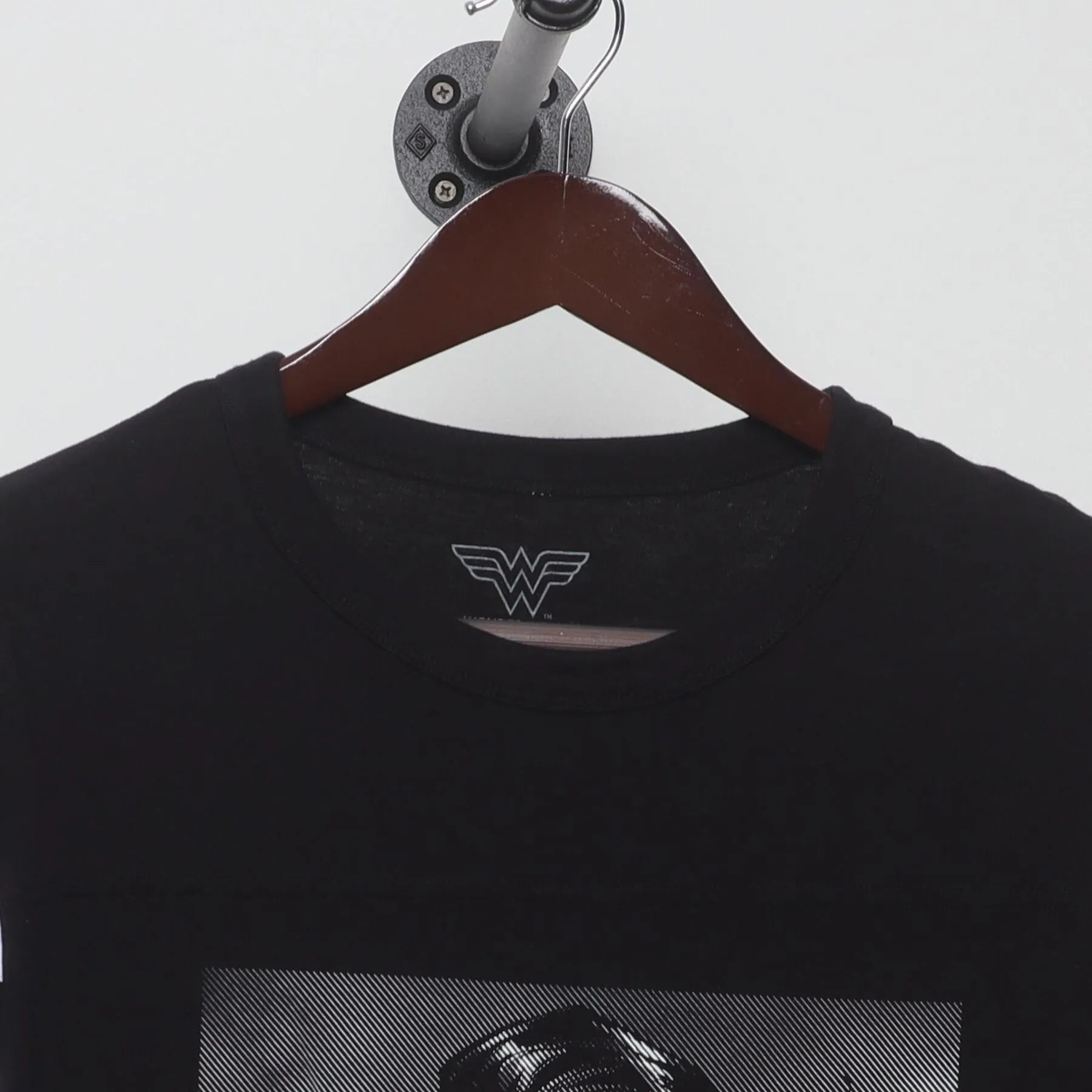 Close-up of the collar and tag on the Vintage Y2K Wonder Woman "Amazon Princess" T-Shirt - L