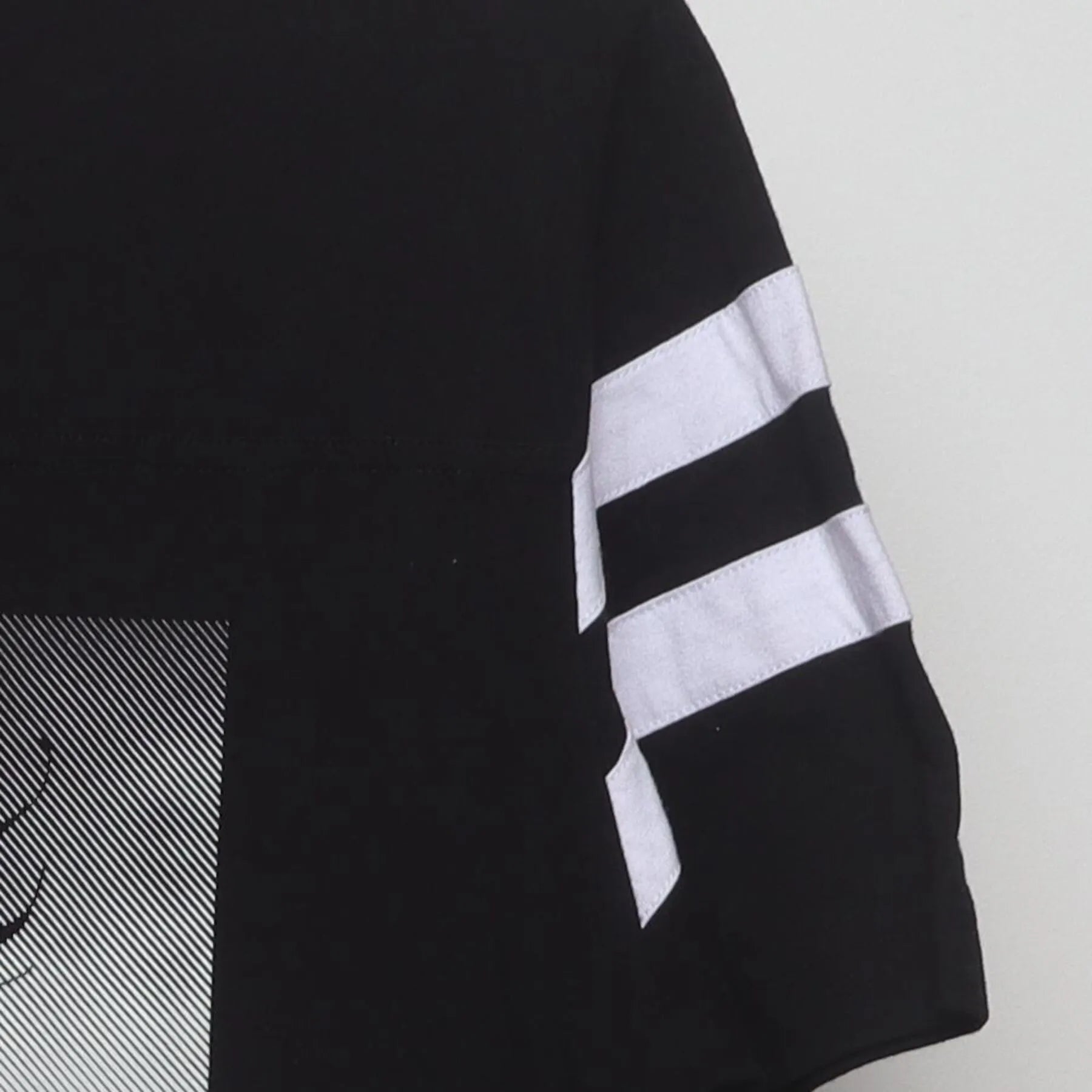 Close-up of the Right sleeve on the Vintage Y2K Wonder Woman "Amazon Princess" T-Shirt - L