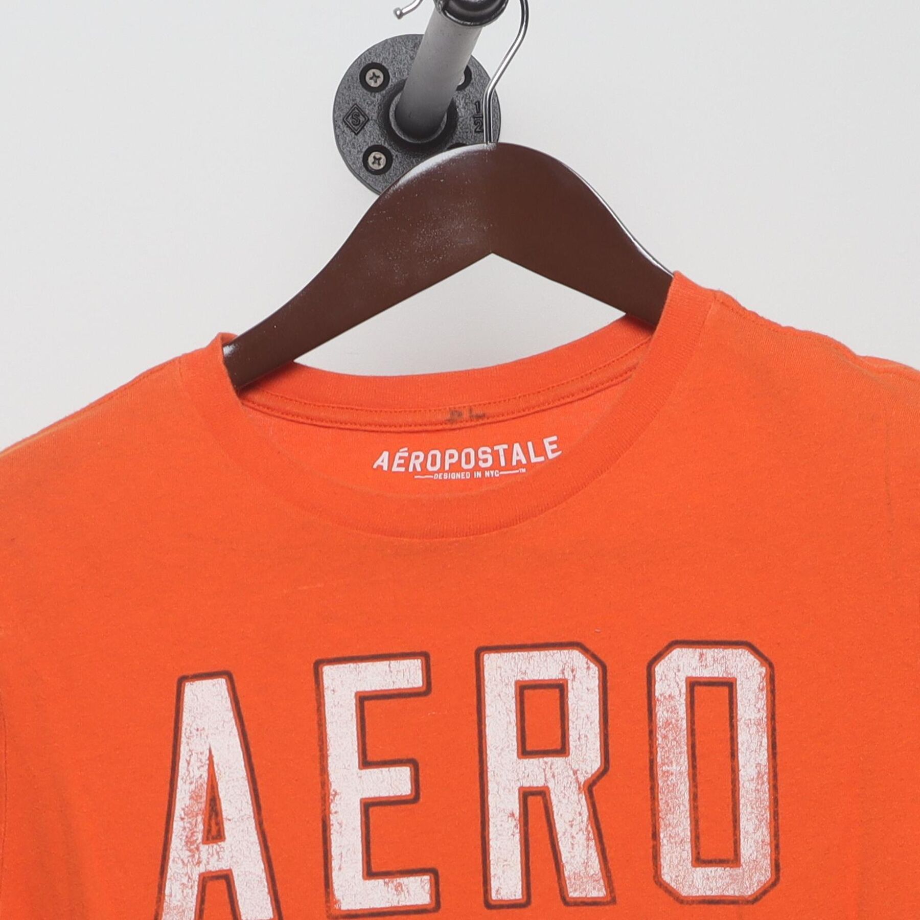 Close-up of the collar and tag on the Vintage Y2K Aéropostale "AERO NYC-ATH 1987" T-Shirt - M