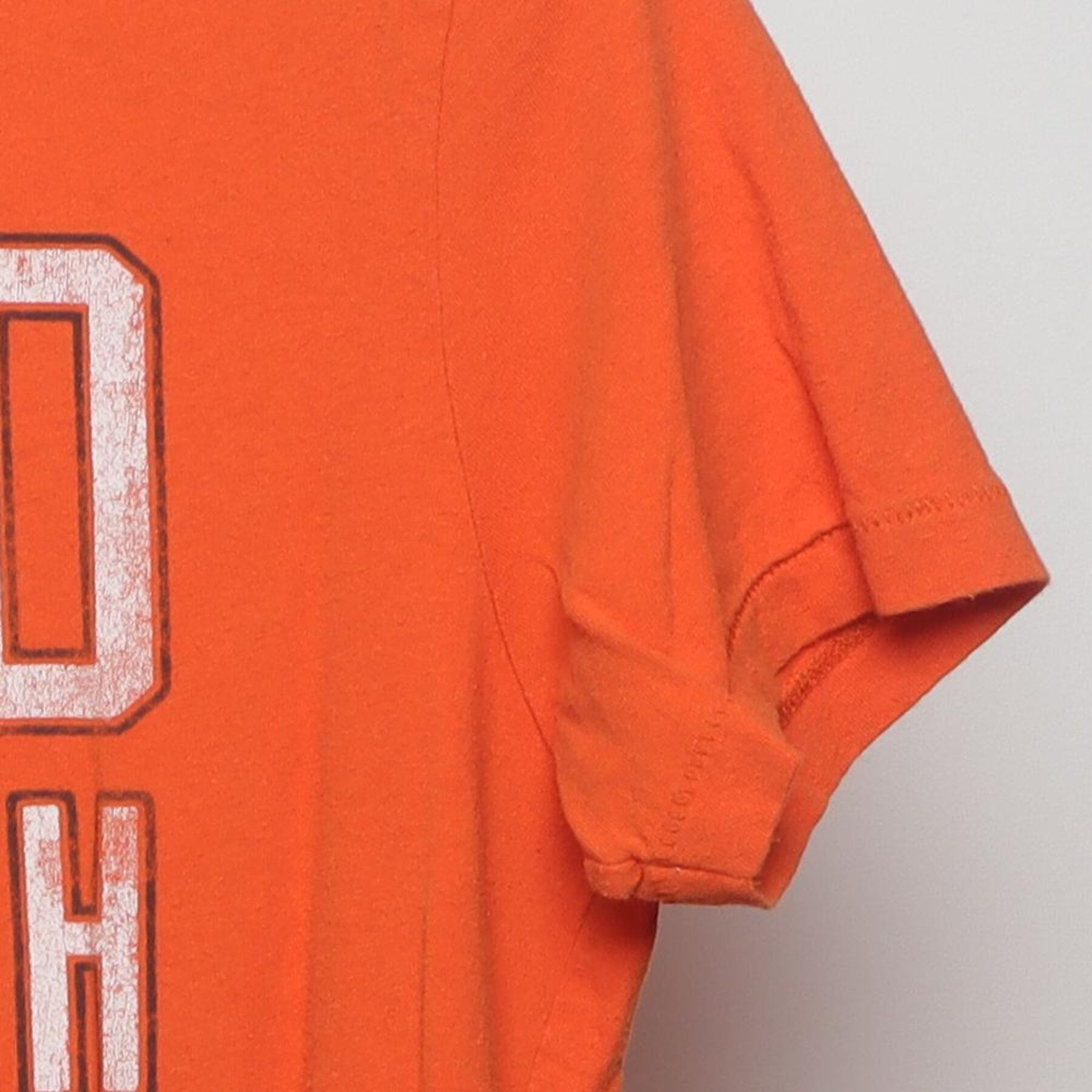 Close-up of the Right sleeve on the Vintage Y2K Aéropostale "AERO NYC-ATH 1987" T-Shirt - M