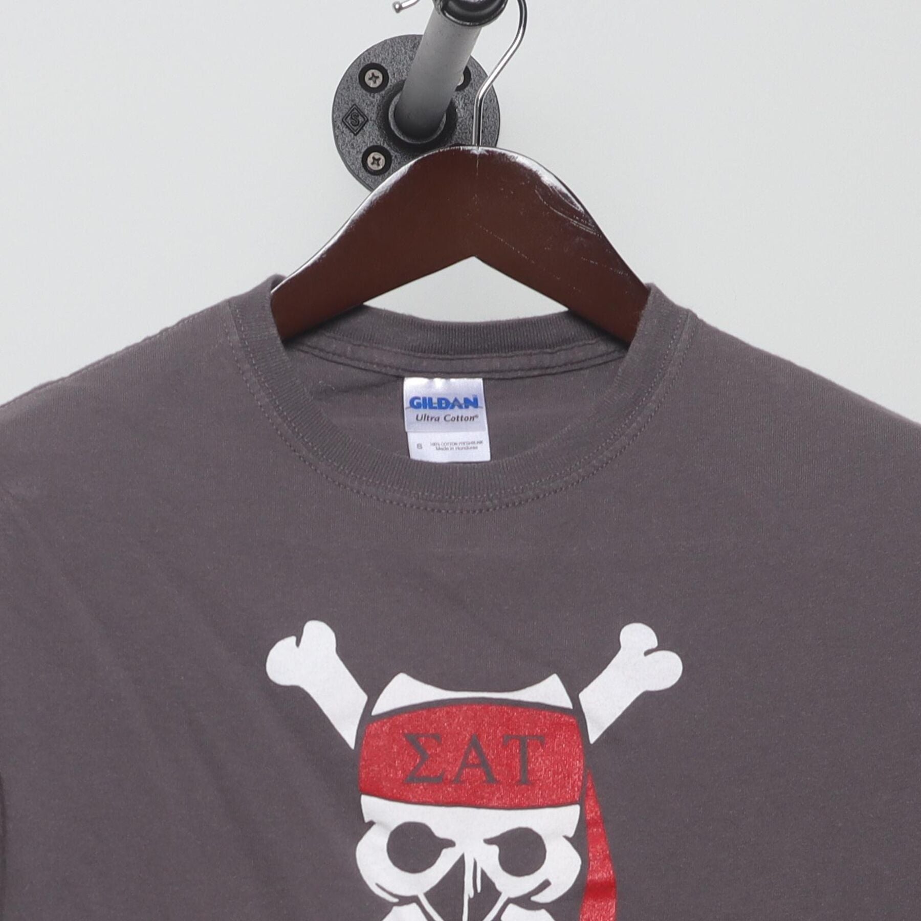 Close-up of the collar and tag on the Vintage Y2K Sigma Alpha Tau "Pirates of Greek Week" T-Shirt - XS